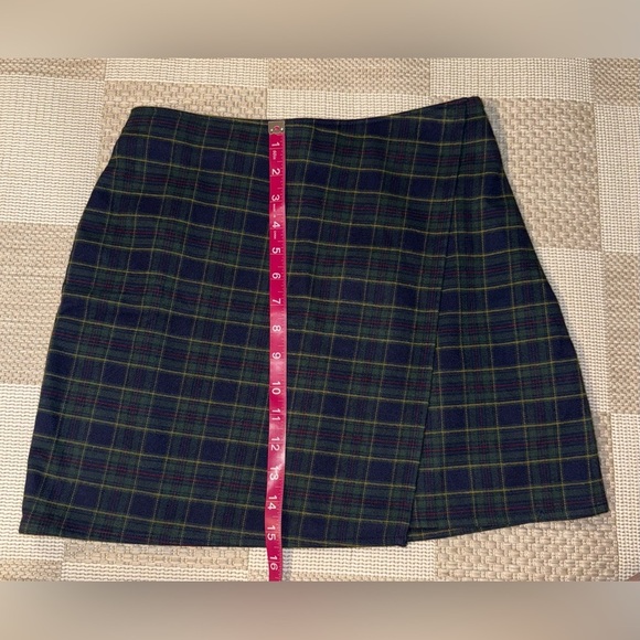 HOLLISTER A-line Wrap Plaid Mini Skirt in Navy and Green Size Small - Picture 4 of 5